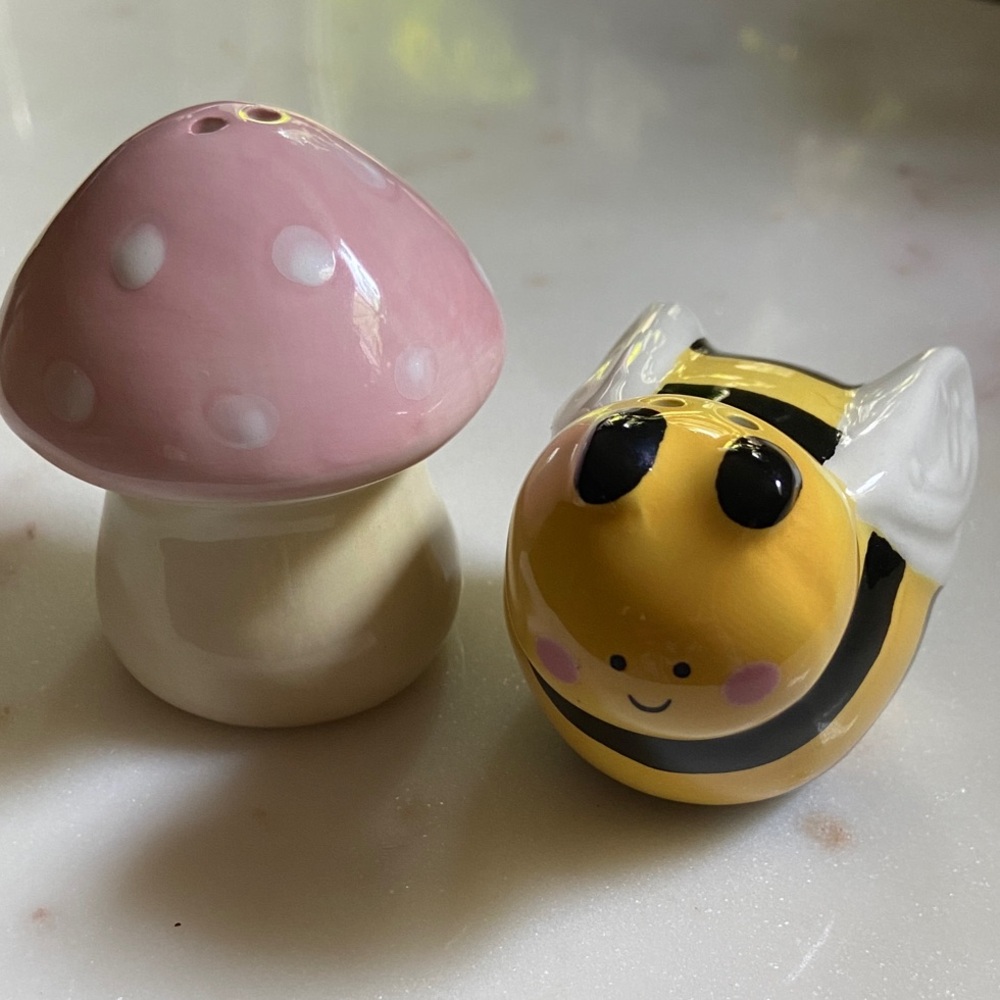 Ceramic Pink Mushroom & Bee Salt and Pepper Shakers Set 🍄 🐝 💗